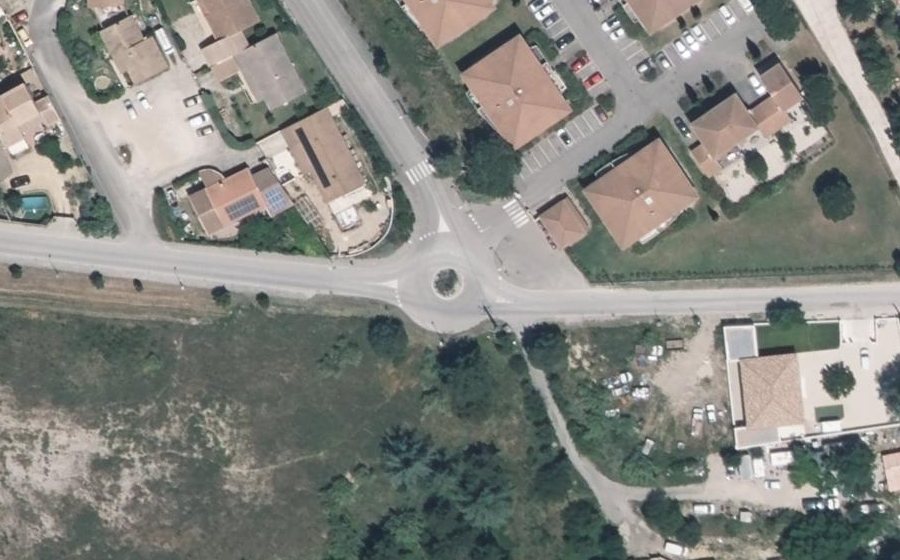 Vue aérienne du Rond-point anonyme n°827368027