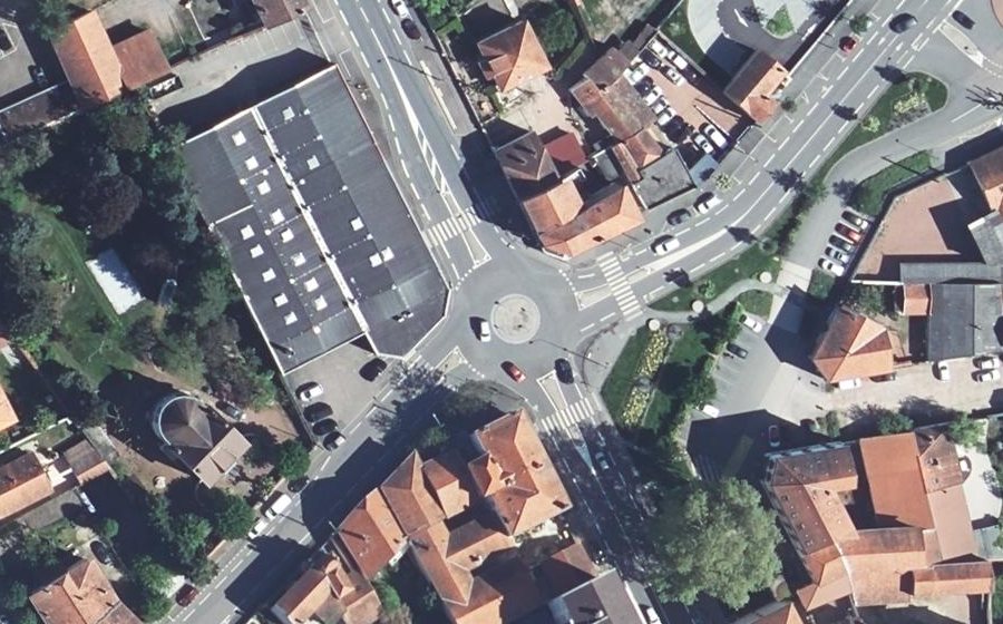 Vue aérienne du Rond-point anonyme n°827372267
