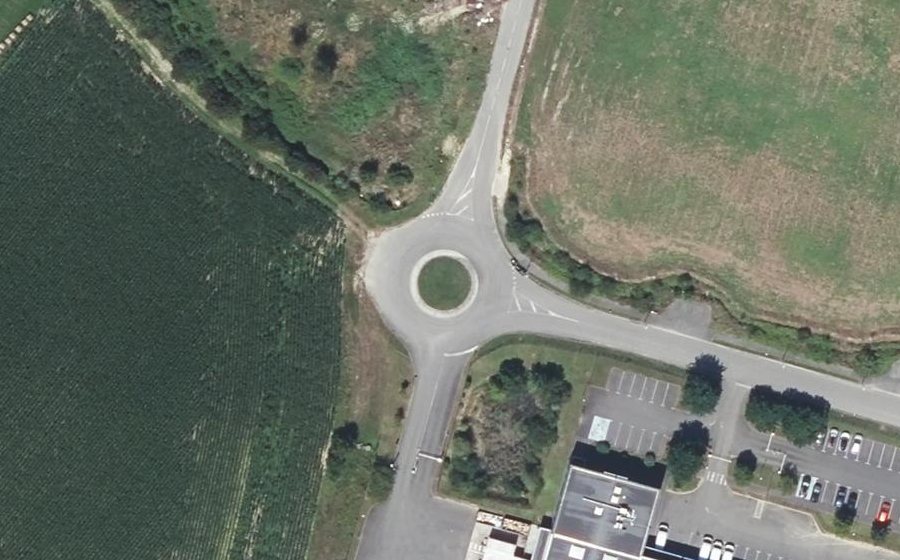 Vue aérienne du Rond-point anonyme n°827403353
