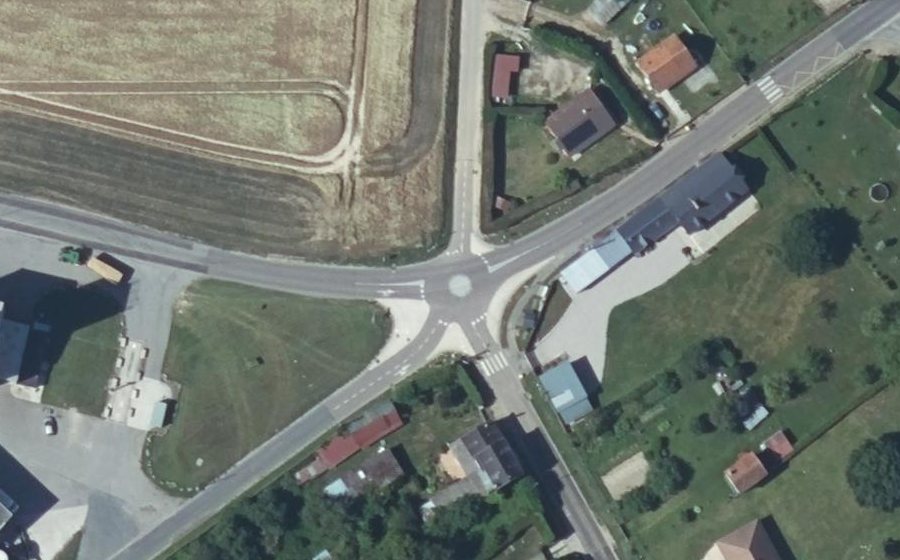 Vue aérienne du Rond-point anonyme n°827466919
