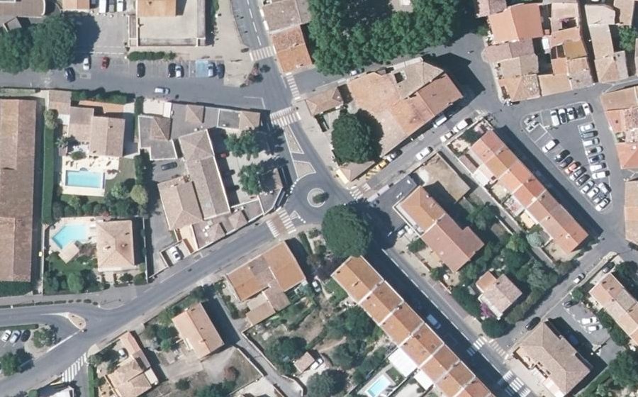 Vue aérienne du Rond-point anonyme n°827608303