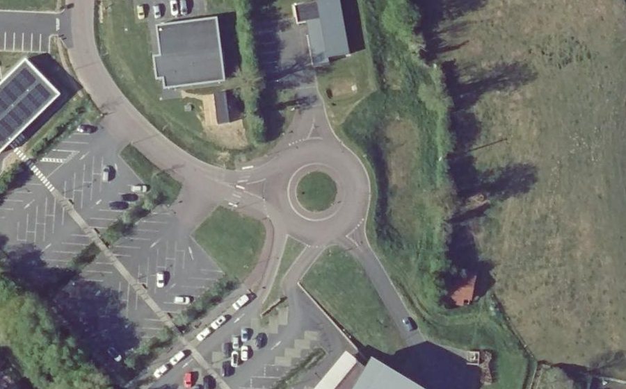 Vue aérienne du Rond-point anonyme n°827675041
