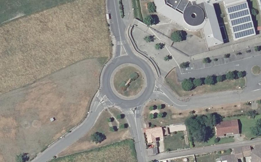Vue aérienne du Rond-point anonyme n°82771288