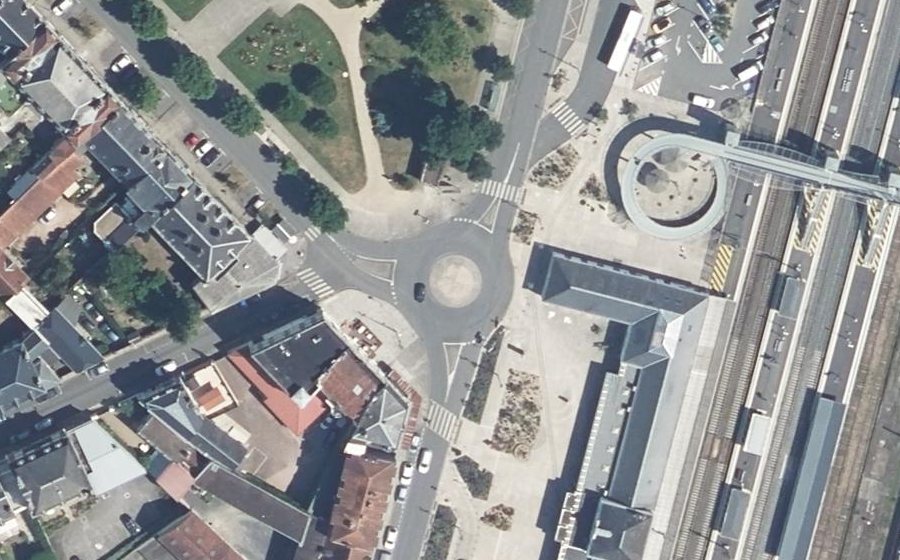 Vue aérienne du Rond-point anonyme n°827920359