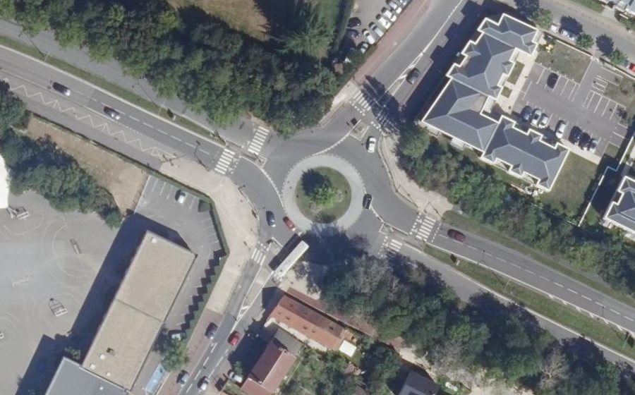 Vue aérienne du Rond-point anonyme n°82795008
