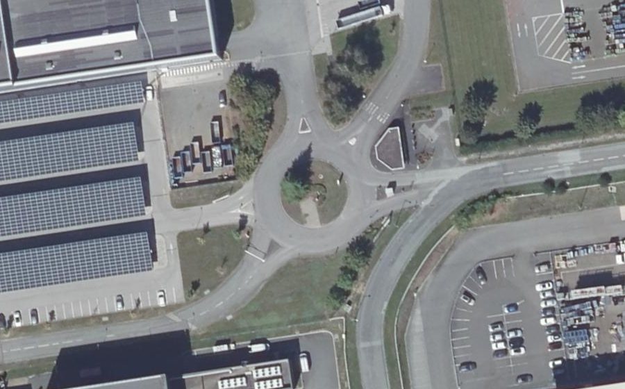 Vue aérienne du Rond-point anonyme n°82804345