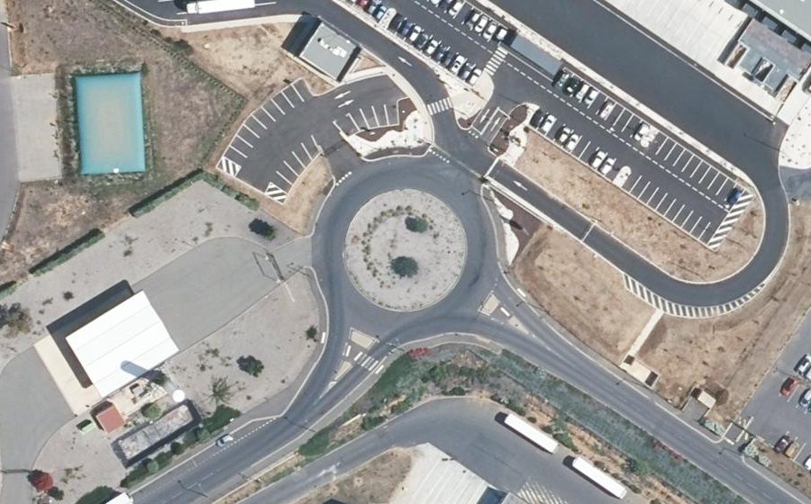Vue aérienne du Rond-point anonyme n°828117441