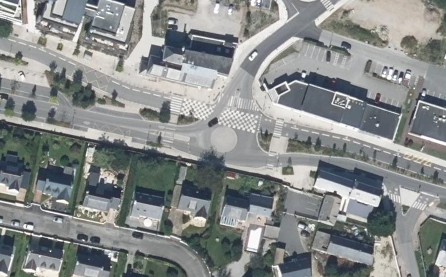 Vue aérienne du Rond-point anonyme n°828357449