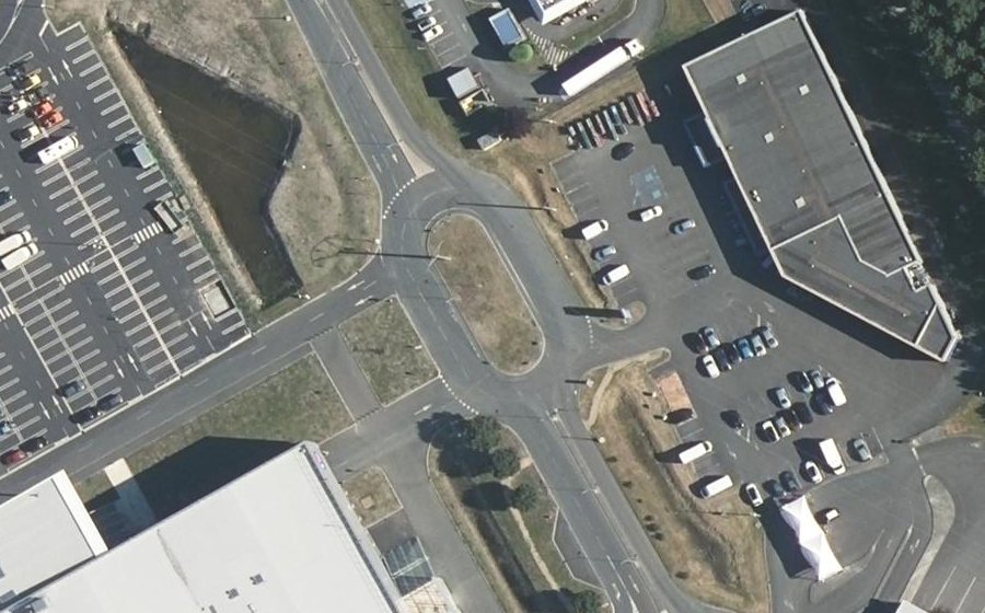 Vue aérienne du Rond-point anonyme n°828473784