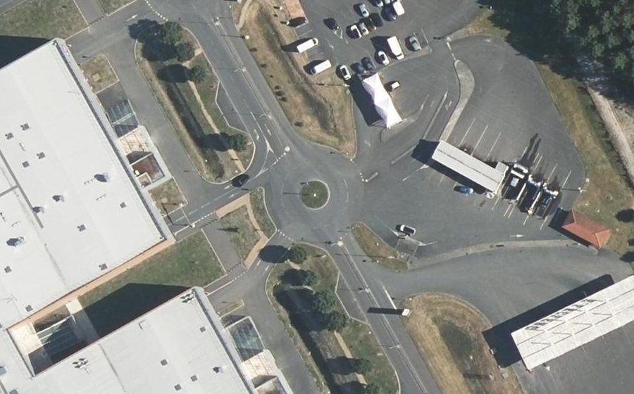 Vue aérienne du Rond-point anonyme n°828473788