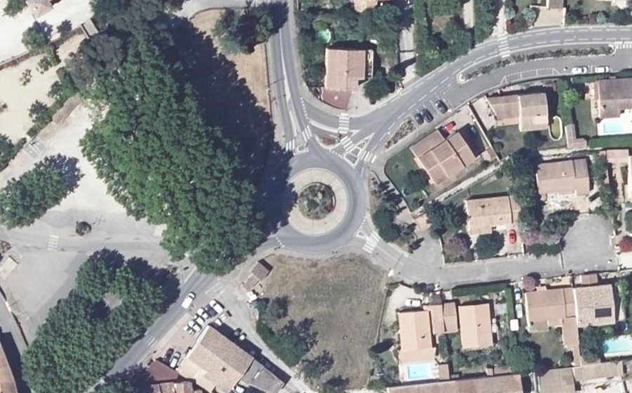 Vue aérienne du Rond-point anonyme n°82859498