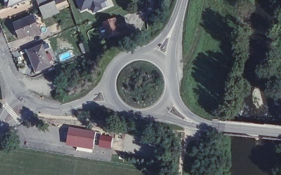 Vue aérienne du Rond-point anonyme n°82884341