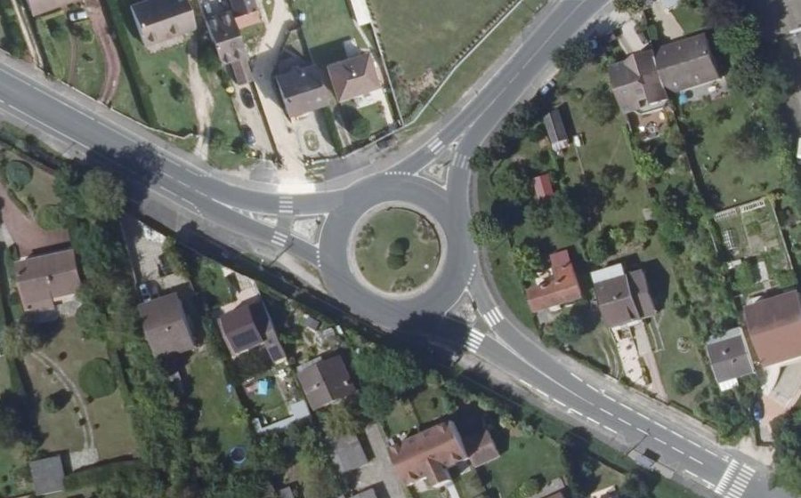 Vue aérienne du Rond-point anonyme n°82893179