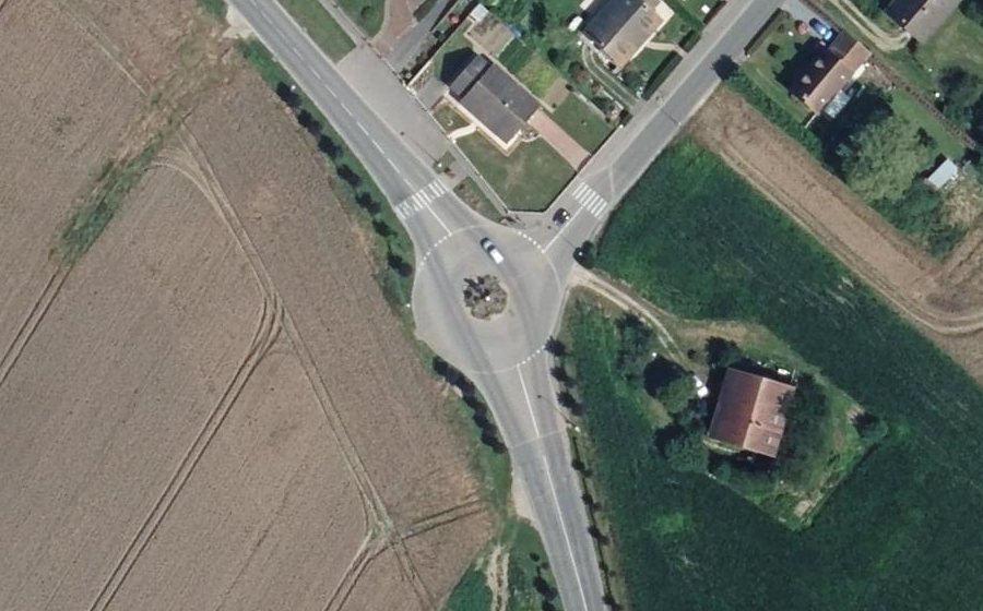 Vue aérienne du Rond-point anonyme n°82894887