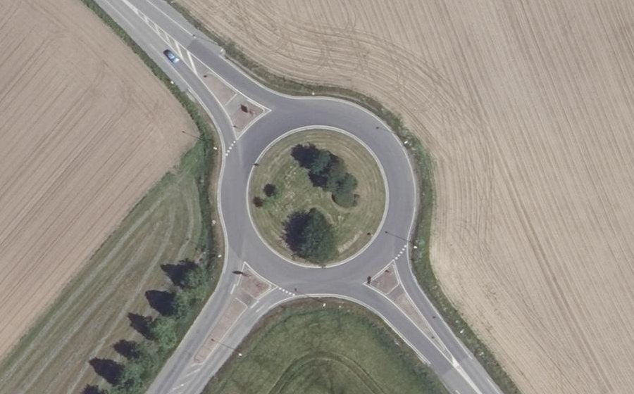 Vue aérienne du Rond-point anonyme n°828981749