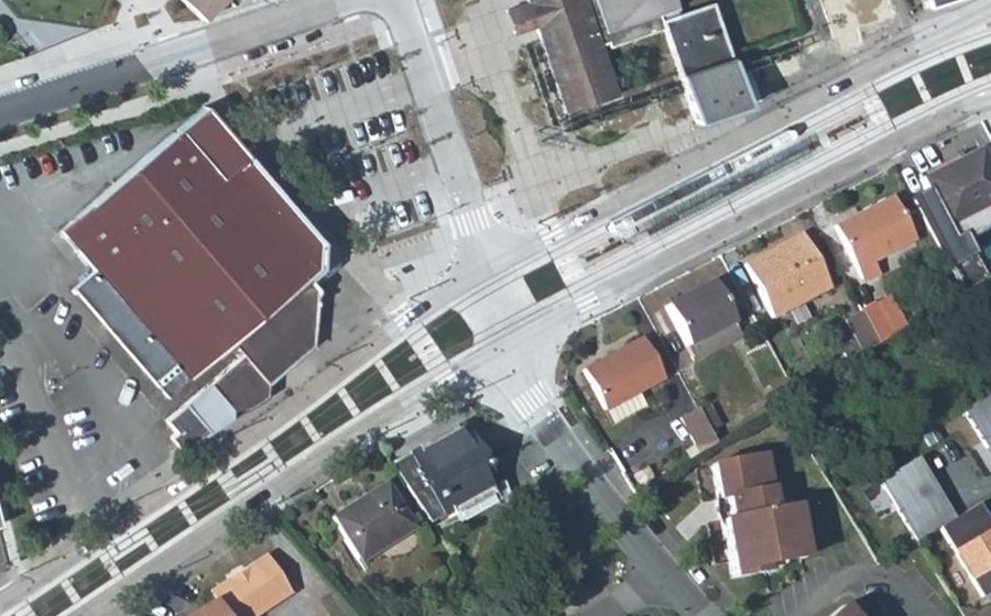 Vue aérienne du Rond-point anonyme n°82898968