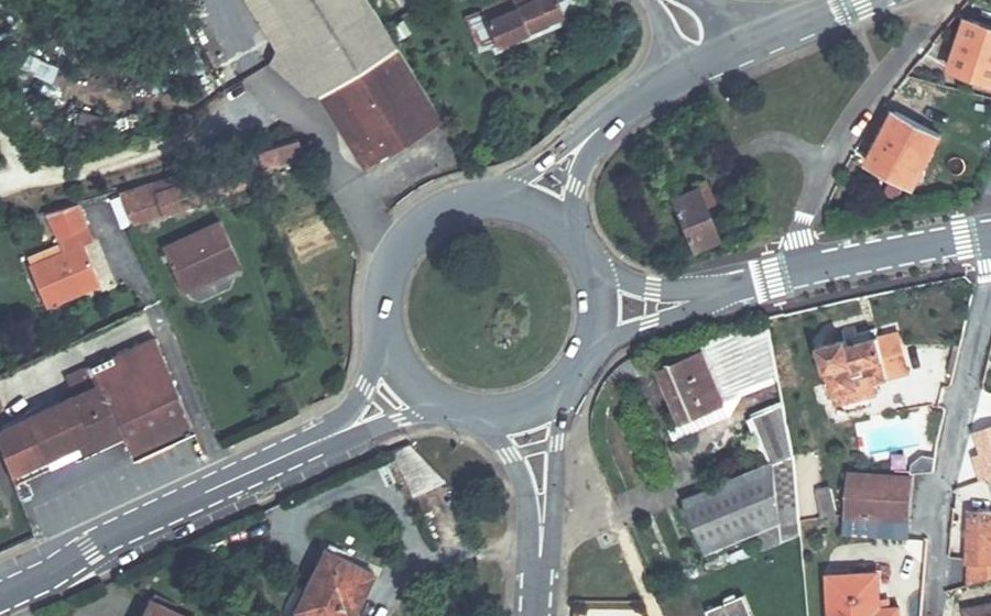 Vue aérienne du Rond-point anonyme n°82900910