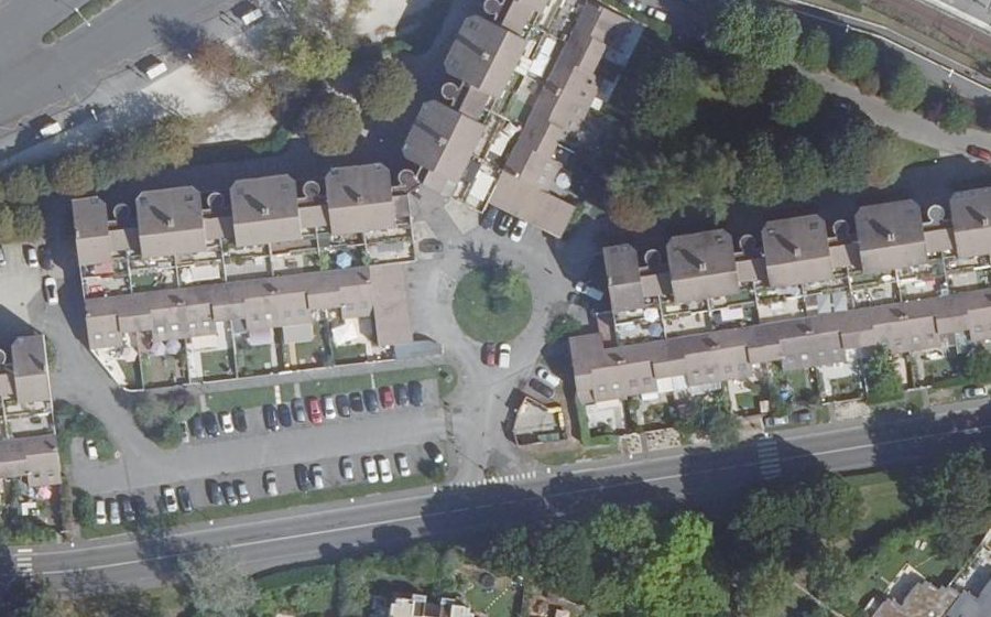 Vue aérienne du Rond-point anonyme n°82900917