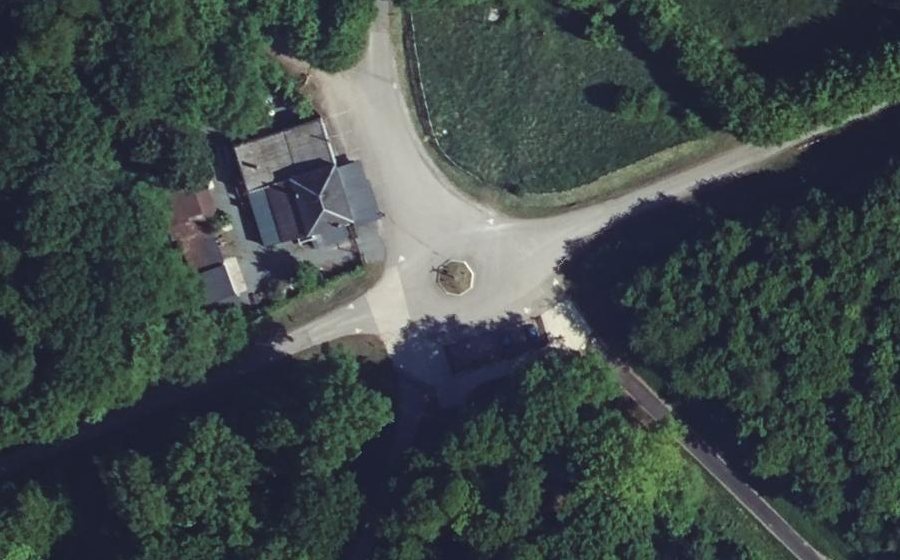 Vue aérienne du Rond-point anonyme n°829153177