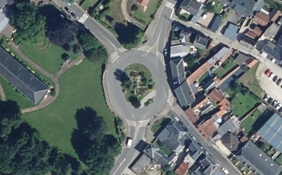 Vue aérienne du Rond-point anonyme n°82916768