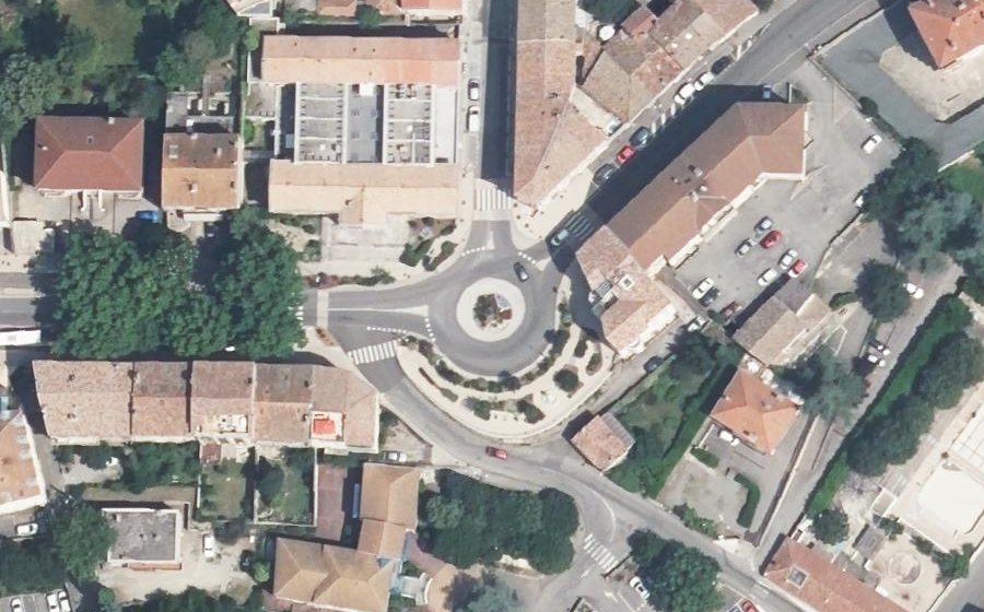 Vue aérienne du Rond-point anonyme n°829209256