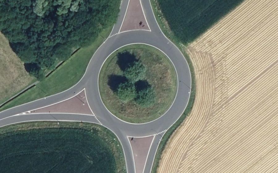 Vue aérienne du Rond-point anonyme n°82934473