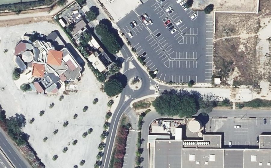Vue aérienne du Rond-point anonyme n°829651257