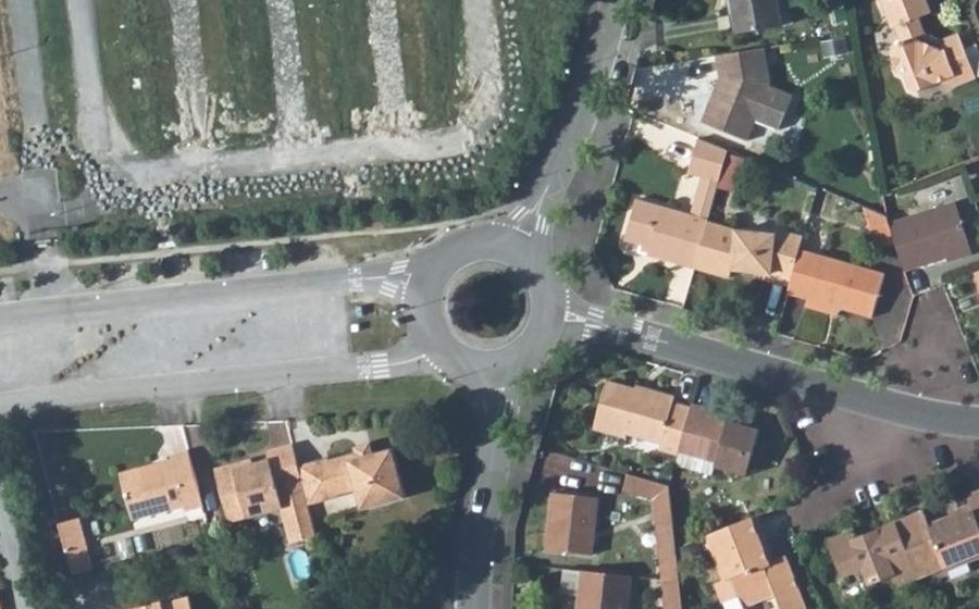 Vue aérienne du Rond-point anonyme n°82968969