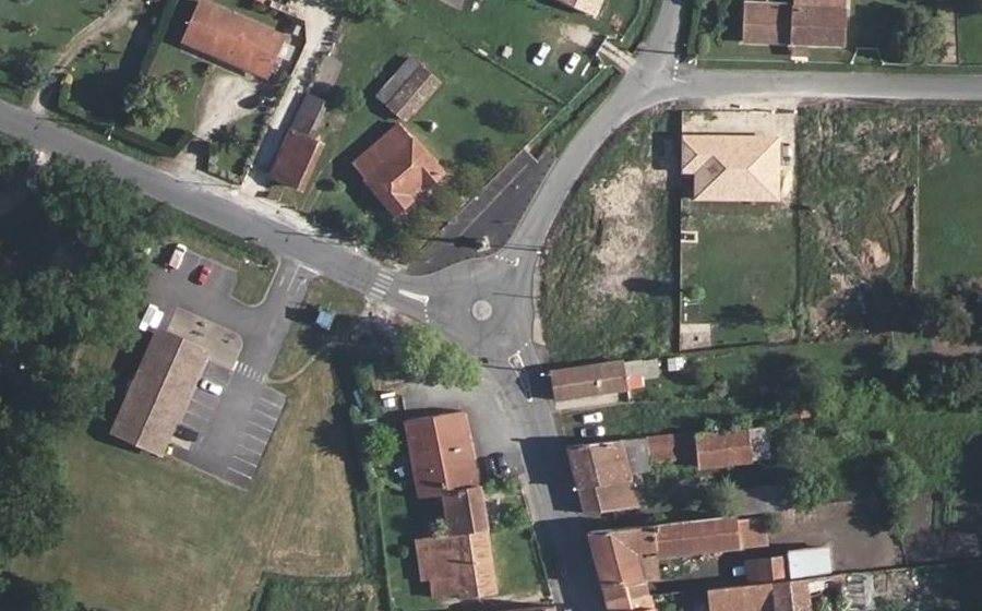 Vue aérienne du Rond-point anonyme n°82992542