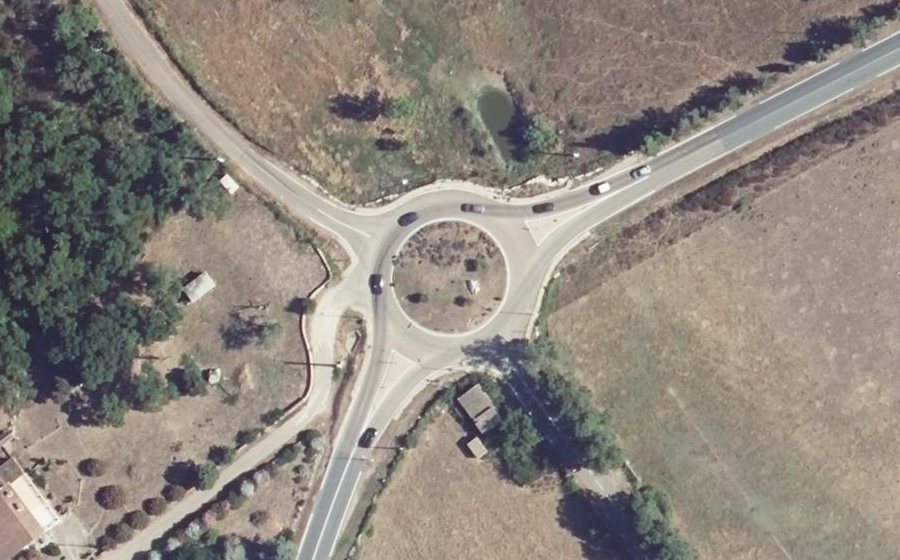 Vue aérienne du Rond-point anonyme n°829951396