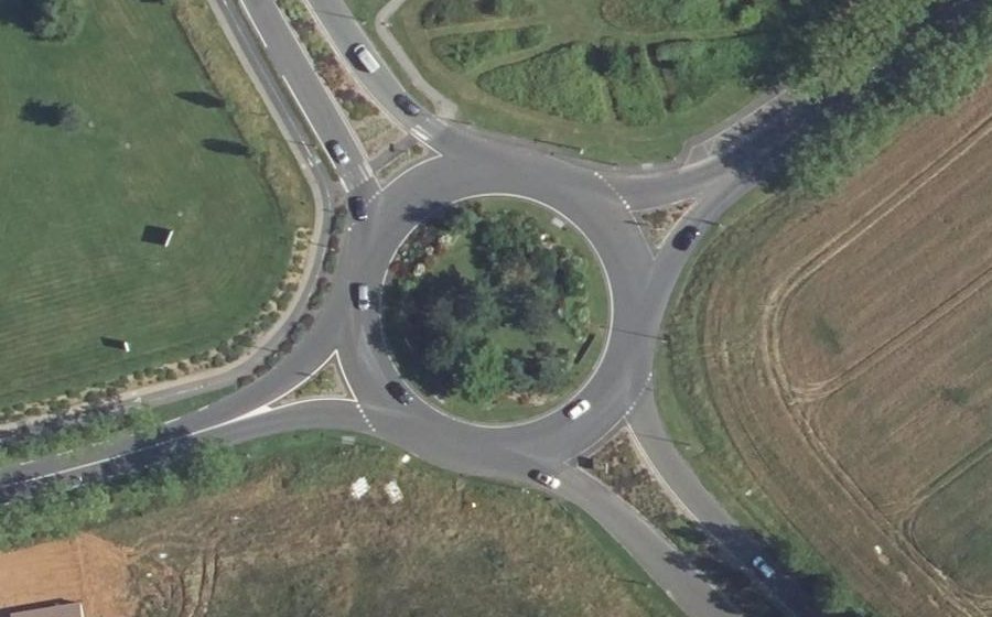 Vue aérienne du Rond-point anonyme n°830138603