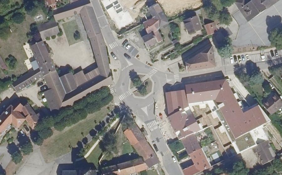 Vue aérienne du Rond-point anonyme n°83018014