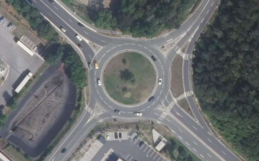 Vue aérienne du Rond-point anonyme n°8301944