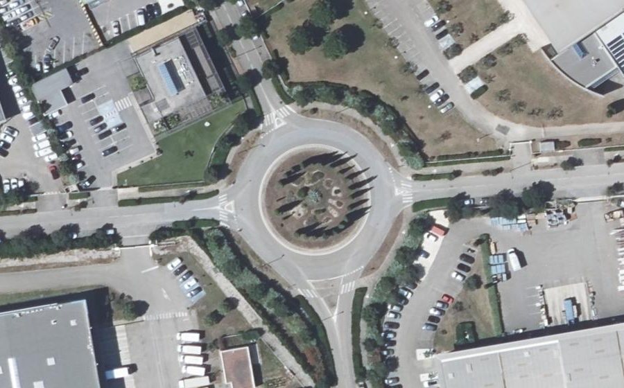 Vue aérienne du Rond-point anonyme n°83041302
