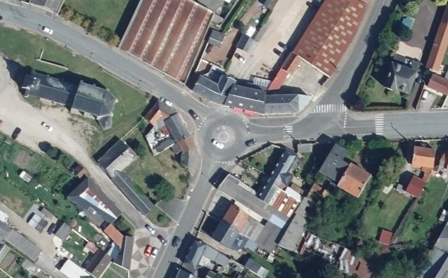 Vue aérienne du Rond-point anonyme n°83045182