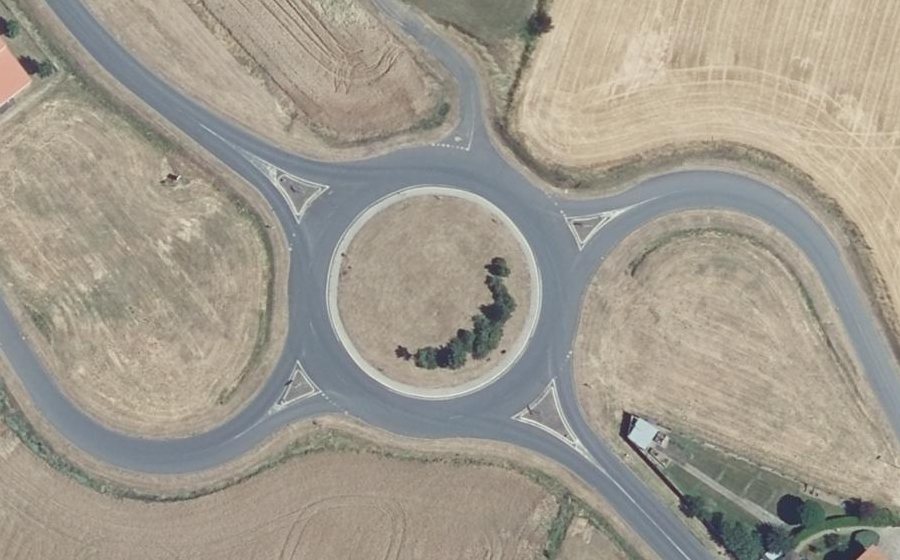 Vue aérienne du Rond-point anonyme n°83047198