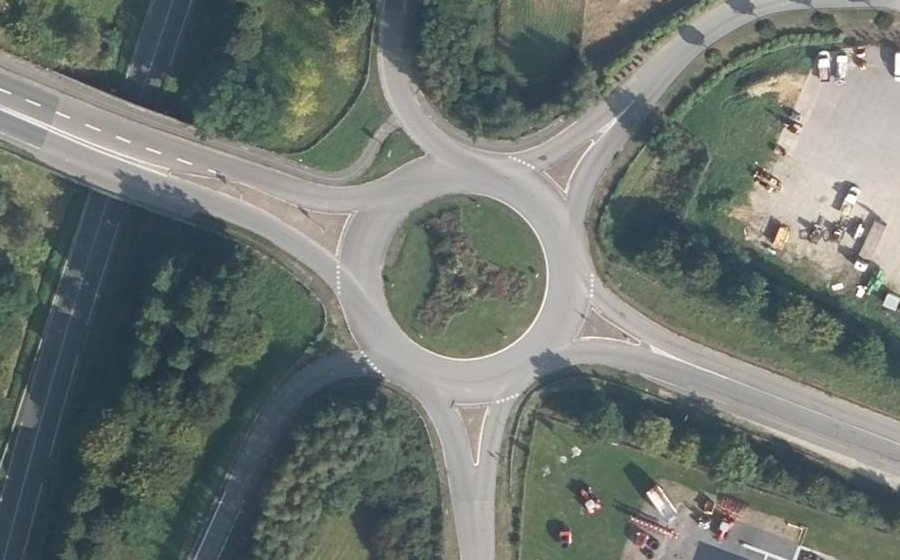 Vue aérienne du Rond-point anonyme n°83058539