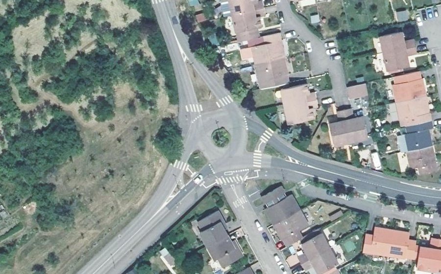 Vue aérienne du Rond-point anonyme n°83064778