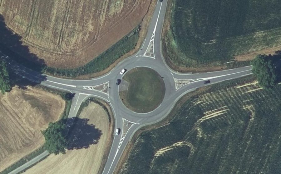 Vue aérienne du Rond-point anonyme n°83079190