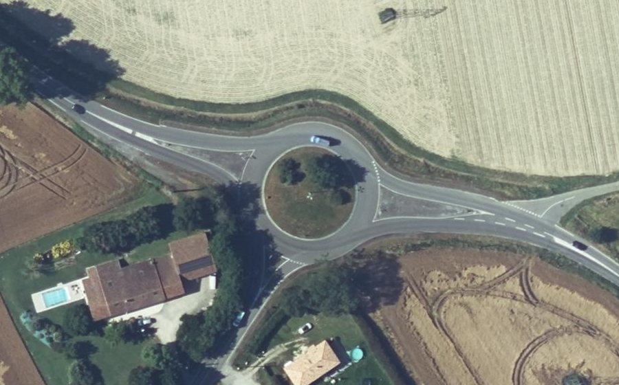 Vue aérienne du Rond-point anonyme n°83079192