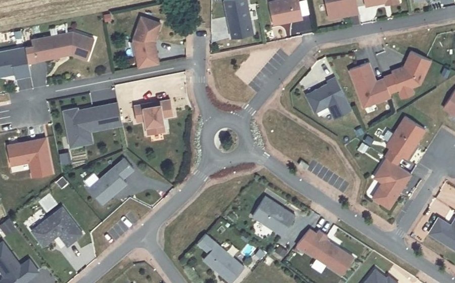 Vue aérienne du Rond-point anonyme n°830802155