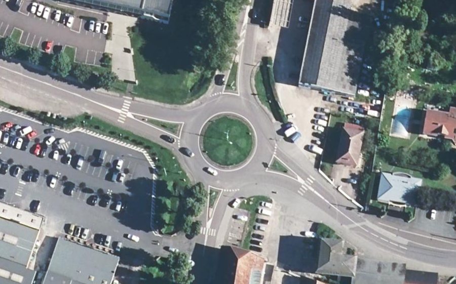 Vue aérienne du Rond-point anonyme n°83088905