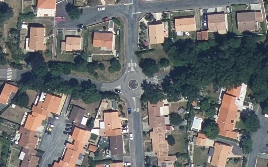 Vue aérienne du Rond-point anonyme n°831120329