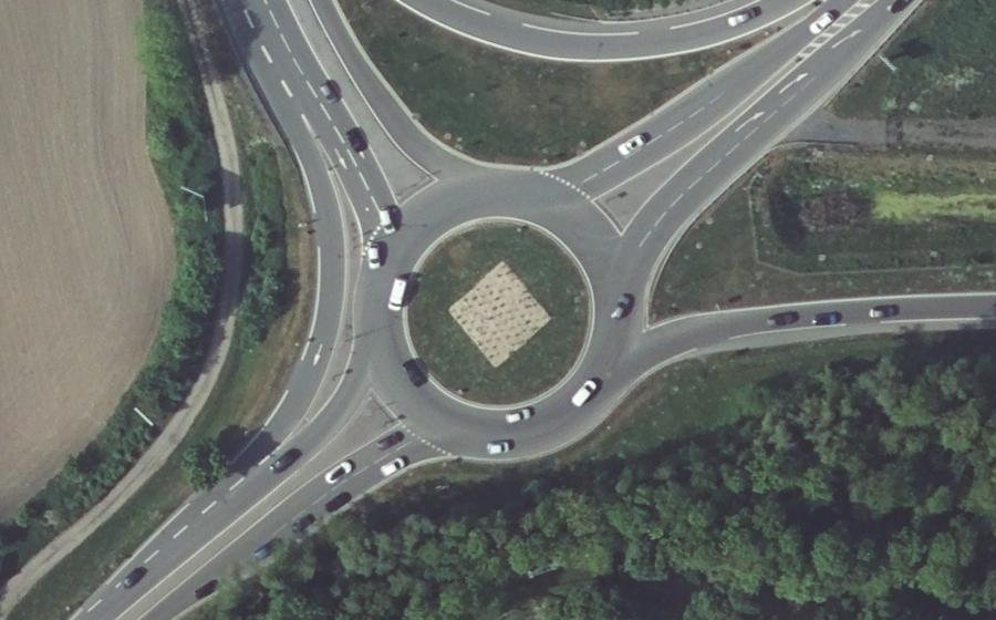 Vue aérienne du Rond-point anonyme n°831214333