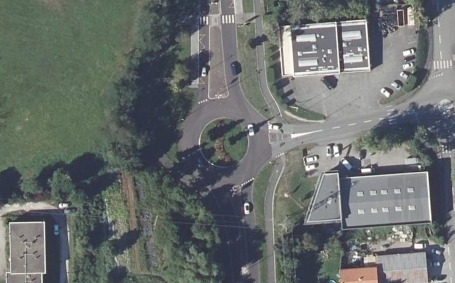 Vue aérienne du Rond-point anonyme n°83133426