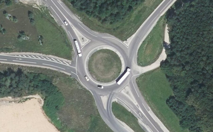 Vue aérienne du Rond-point anonyme n°83157576