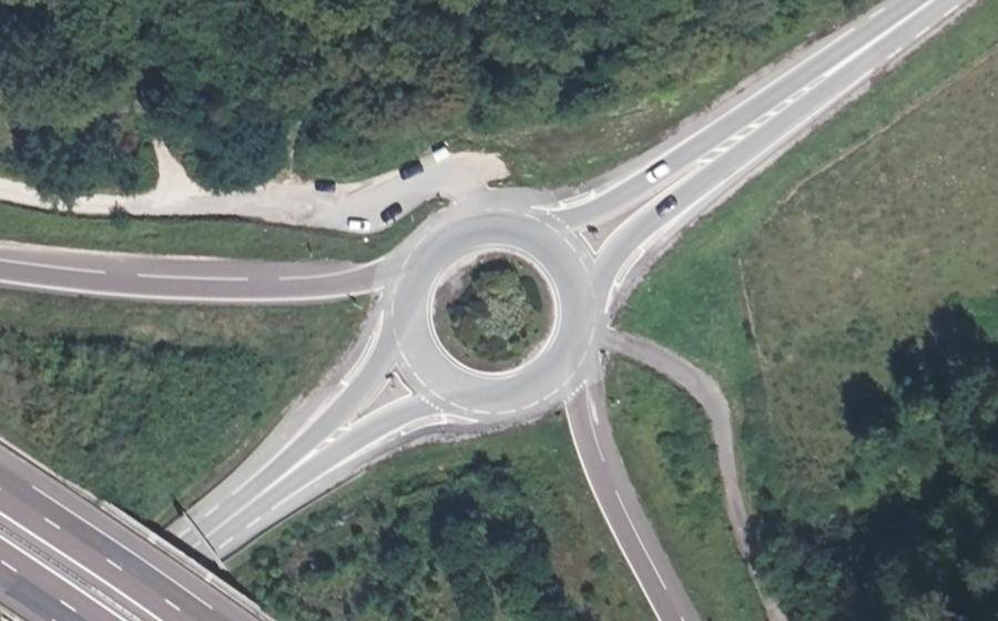 Vue aérienne du Rond-point anonyme n°83179106
