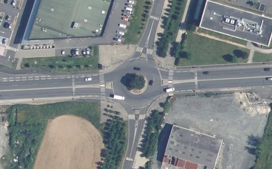 Vue aérienne du Rond-point anonyme n°83209915