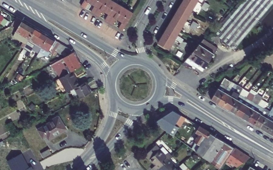 Vue aérienne du Rond-point anonyme n°83210731