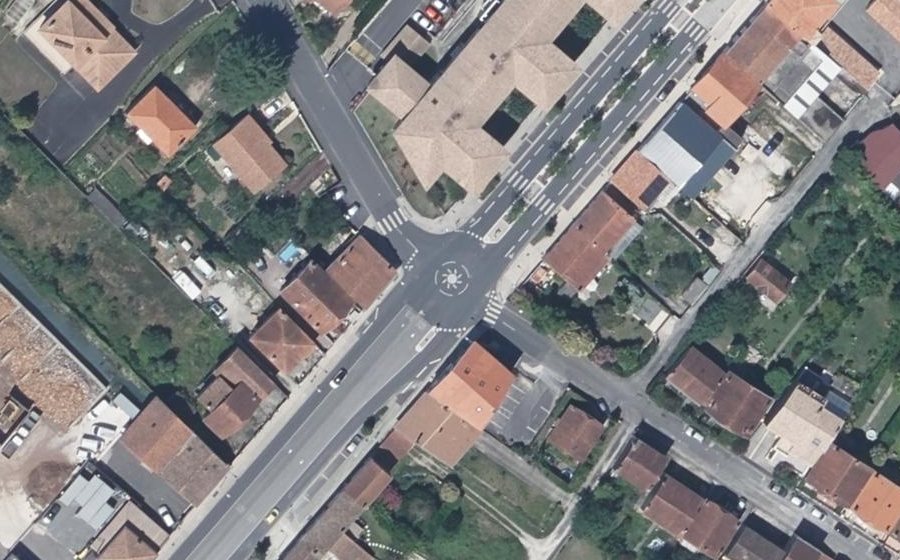 Vue aérienne du Rond-point anonyme n°832218286